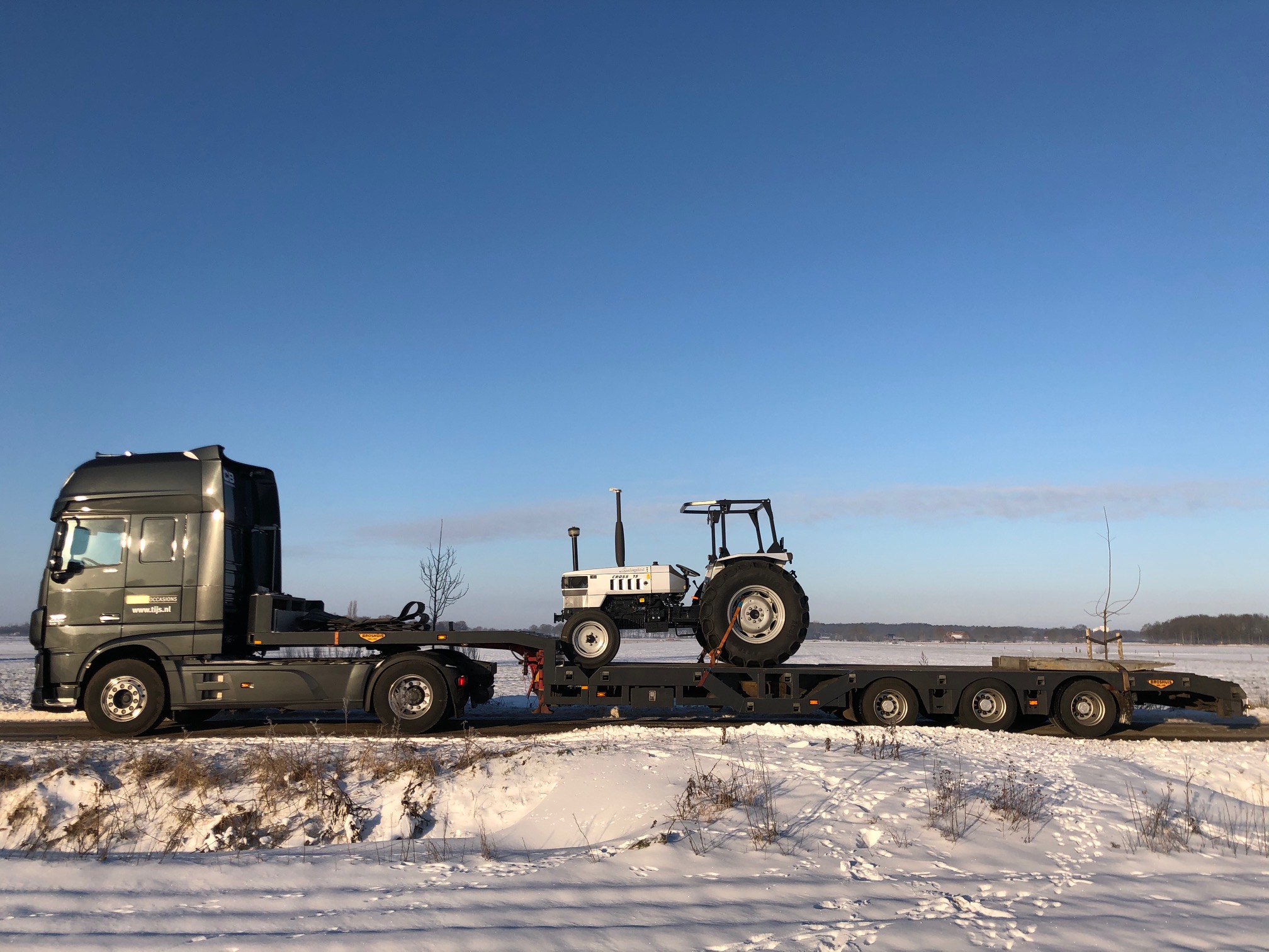 Nieuwe tractor verkocht en klaar voor transport 