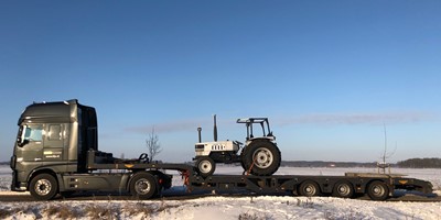 Tractor nuevo vendido y listo para transportar. 