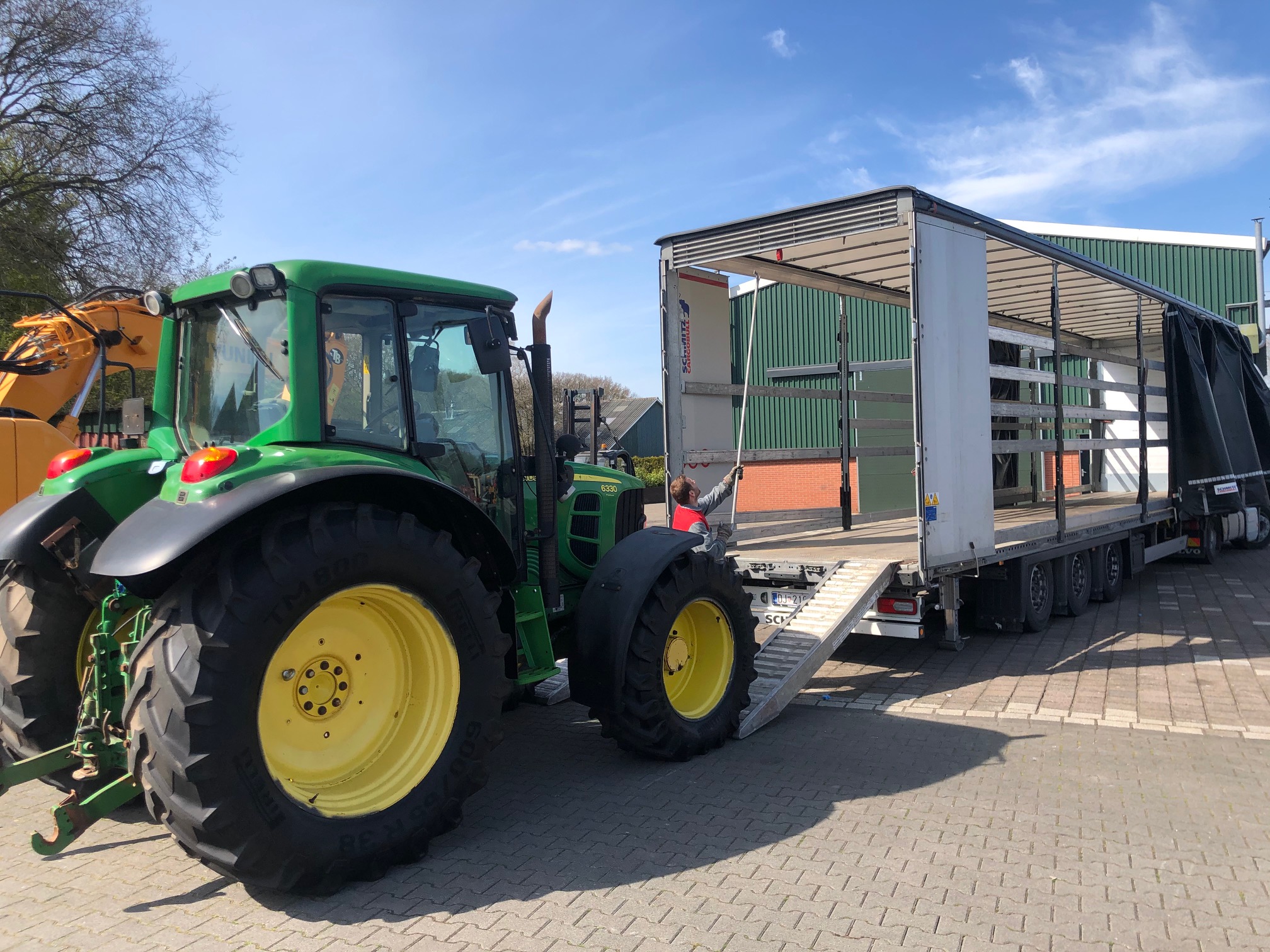 GEBRUIKTE JOHN DEERE TRACTOR VERKOCHT NAAR SERVIE