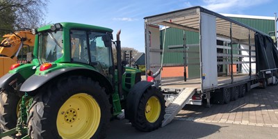 GEBRUIKTE JOHN DEERE TRACTOR VERKOCHT NAAR SERVIE
