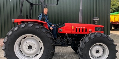 ZOOOOW...... ZIE HEM IS FF EEN POSSY STOER KIJKEN!