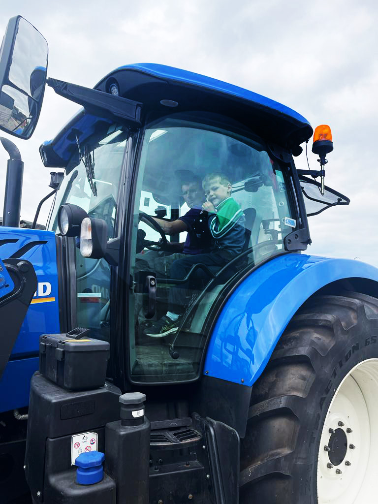 NEW HOLLAND T 7210 tractor 