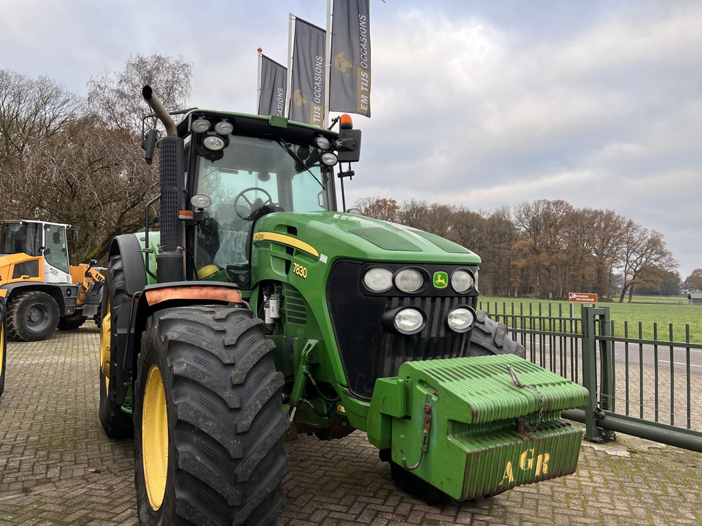 JOHN DEERE tractor - type 7830
