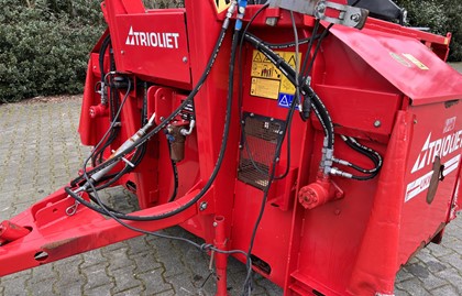 TRIOLIET  UKW 3500 voerbak 