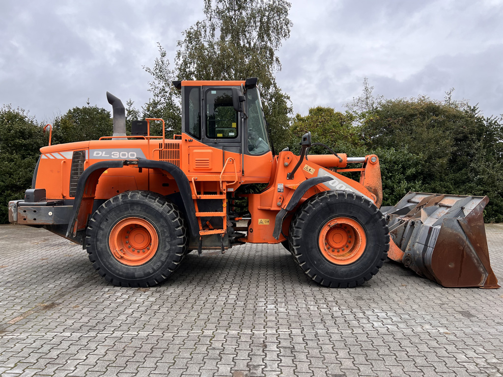 DOOSAN DL 300 shovel