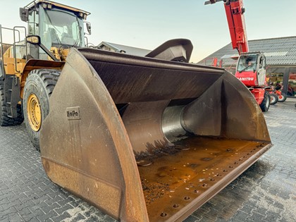 Caterpilar 980M shovel + bak