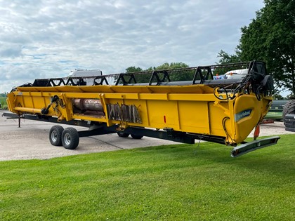 New Holland maaibord + trailer 